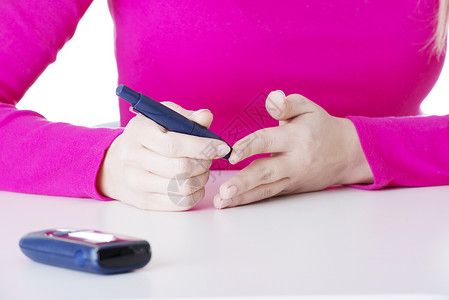 测血糖仪糖尿病病人 测量用超剂量测血清水平血液测试的葡萄糖样本药品监视手指测试女性展示考试检查疼痛背景