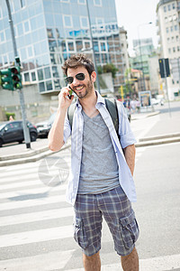 男人在街上打电话城市生活沟通胡子呼唤微笑手机城市日常生活街道电话背景图片