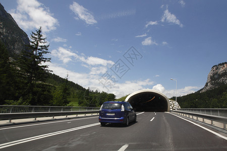 蓝色速度曲线通往隧道的道路车辆速度通道建筑沥青汽车驾驶运动运输路线背景