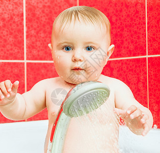 婴儿淋浴婴儿在洗澡时卫生童年幸福浴缸头发气泡女孩身体喷射淋浴背景