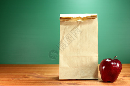 学校午餐沙包坐在教师桌旁黑板课堂时间大学老师木头解雇班级学期场景背景图片