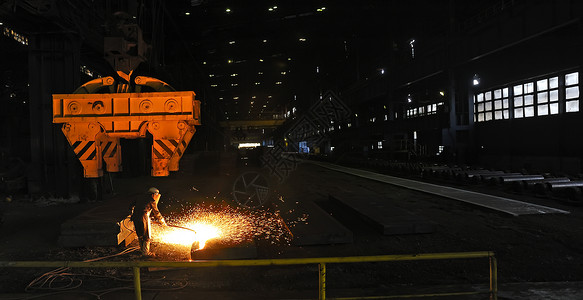 工人使用火炬切割器切割金属火炬矿渣焊机金工手套安全维修辉光制造业铸造背景图片