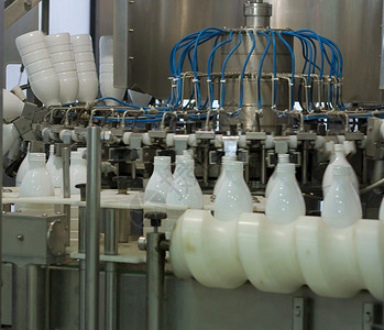 牛奶工厂奶油厂 用牛奶瓶装的储藏器输送带饮料商业仓库自动化生产金属装箱运输植物背景