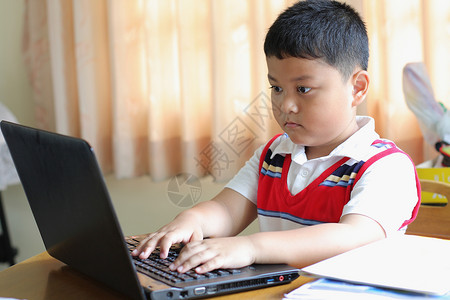 那个男孩在玩我的笔记本商业学习乐趣孩子互联网男性人士婴儿疲劳程序员背景图片