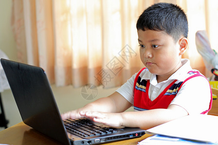 那个素材网站那个男孩在玩我的笔记本学校人士商务乐趣游戏童年电脑技术婴儿儿子背景