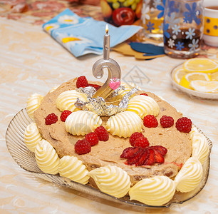 生日蛋糕食物玻璃庆典红色覆盆子桌子饼干蜡烛年度盘子高清图片