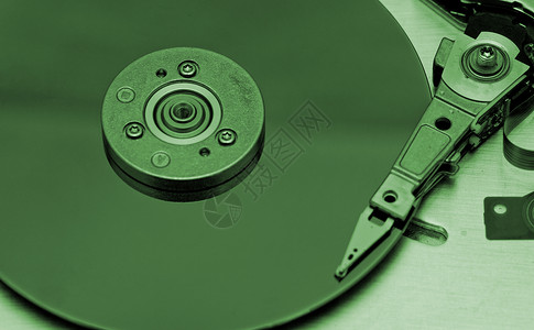 绿色光盘白背景的开放计算机硬盘驱动器光盘驾驶安全电子产品档案数据商业贮存硬件办公室背景