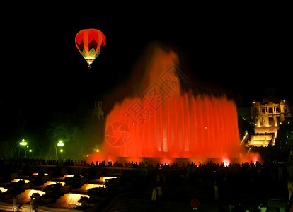 缤纷礼遇字体Montjuic磁喷泉飞跃展示观众魔法恋人舞蹈点燃家庭气球拥抱背景