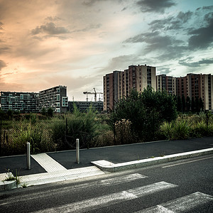 荒凉的郊区地貌沙漠艺术寂寞概念天空建筑物街道线条城市背景图片