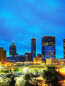 亚特兰大市区夜间金融景观建筑学地标城市摩天大楼背景