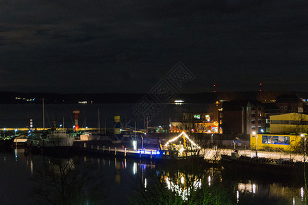 海拉弗斯夜间峡湾星星城市建筑物天空蓝色船舶建筑学树木背景