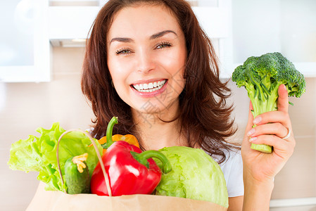 购物袋里的新鲜蔬菜快乐的年轻女性 蔬菜在购物袋里  饮食概念胡椒顾客营养购物厨房店铺沙拉早餐卫生市场背景