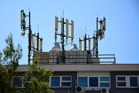 数据塔建筑物屋顶上的大天线天空电缆细胞卫星金属程序电气播送技术频率背景