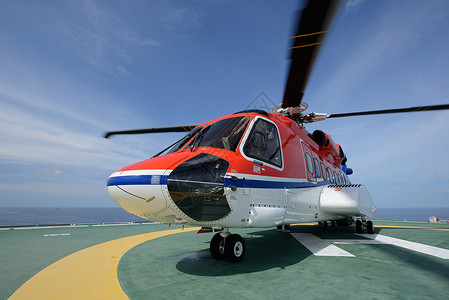 石油钻井平台上的S92直升机公园背景图片