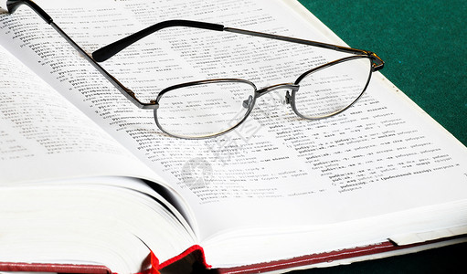 3-D眼镜书籍和眼镜知识玻璃字母译者语言学习学校翻译教育阅读背景