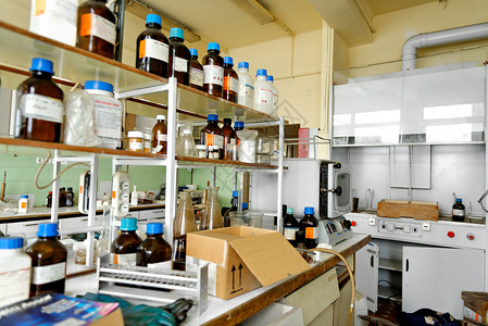 老药店一个旧实验室照片 有很多瓶子的老实验室玻璃环境医疗工业危险技术科学药店液体工厂背景
