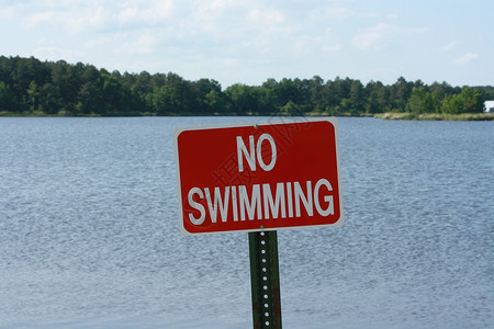 无游泳标志池塘休闲风险危险旅行红色警告安全娱乐闲暇背景图片