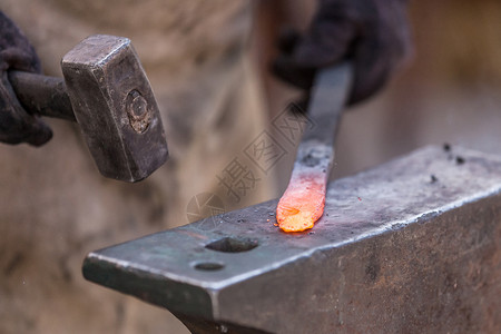 未锻造金属工程锤子加工铸剑工作工人火焰炽热铁匠工业背景