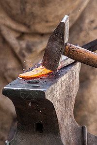金属工程铸剑工作炽热工人工业锤子加工火焰铁匠高清图片