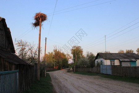 后人村里的白蚁巢白色街道雏鸟村庄房子孩子们土地避难所生活天空背景