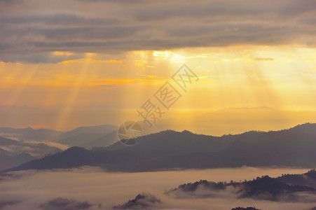 道冲向光明日落与山地 光明风景阳光环境天气太阳旅行天空孤独场景橙子背景