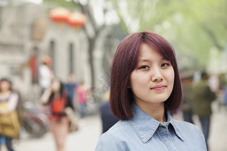 肤色人种青年妇女笑着看镜头享受棕色头肩休闲乐趣城市幸福快乐女性微笑背景