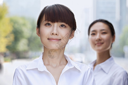 露肩衬衫年轻女商务人士在北京微笑的肖像头肩活力公司商界白领成功纽扣白色幸福前景背景