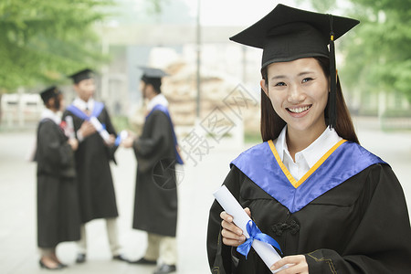 青年女子大学毕业生 有文凭的肖像中国高清图片素材