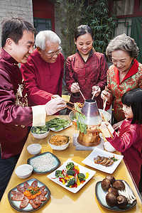 锅饼老年妇女四分之三长度高清图片