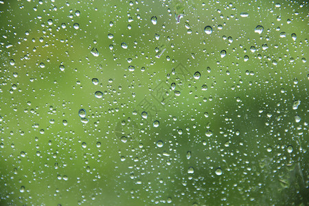 玻璃上的水滴蓝色反射水分天气墙纸流动窗户液体宏观雨滴背景图片