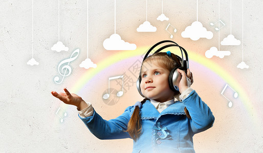 彩虹音乐素材使用耳机的小女孩旋律青年喜悦女性享受彩虹乐趣童年黑发曲调背景