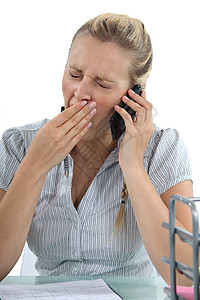 女人在电话和打哈欠时说话背景图片