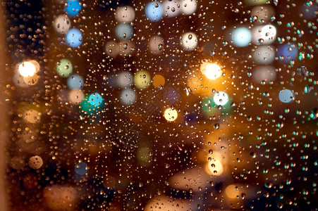 夜雨在窗户上滴下天气薄雾宏观反射场景街道蓝色玻璃灯笼气候背景图片