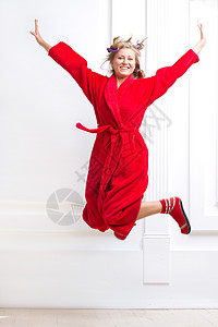 女人在浴袍中快乐地跳跃背景图片