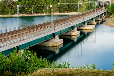 横跨河流的铁路桥梁背景