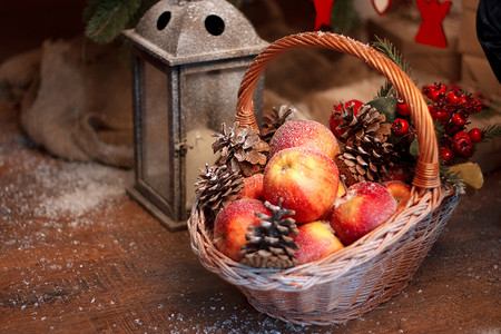 篮子圣诞节新鲜红苹果 有圣诞节背景