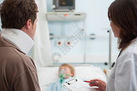 冰沁活氧面膜贴医生和病人在医院看儿童病人背景