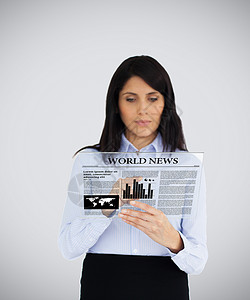 商业妇女阅读虚拟报纸 女商务人士阅读生意棕色滚动女士套装女性新闻快乐屏幕头发背景图片