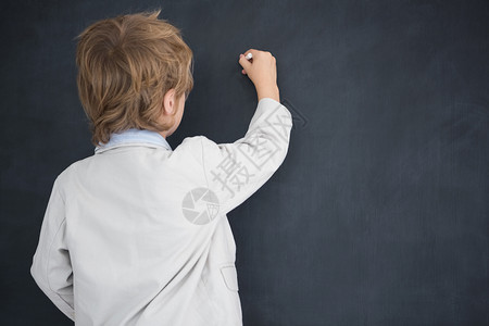 穿搭教学穿成老师的男孩在黑板上写作背景