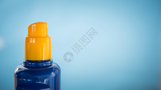 喷雾瓶带复制空间的防晒霜背景图片