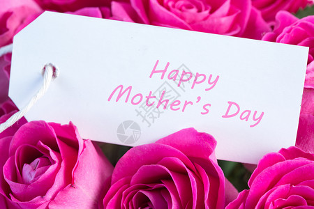 花束卡片缠绕一束粉红玫瑰花 和快乐的母亲用粉红色的日卡背景