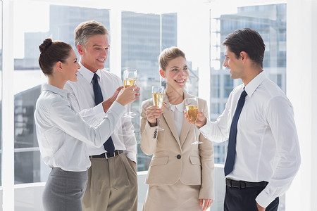由商业界人士组成的微笑团队 将香槟的笛声连在一起背景