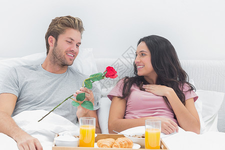 十一特献男人向妻子献玫瑰托盘卧室女性被子短发伙伴早餐羽绒被头发棕色背景