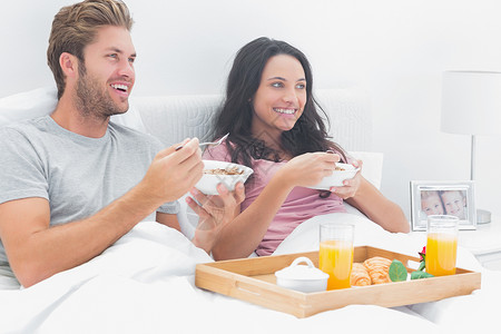 美丽的一对美美夫妇 吃麦片早餐早餐高清图片