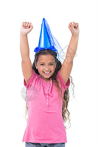 带着蓝帽子的小女孩抱起她的双臂高清图片