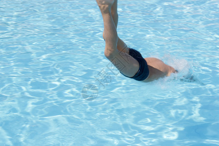 游泳池元素游泳池上的活动 男孩在游泳池中潜水背景
