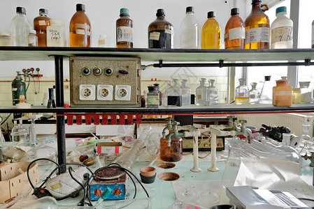 有孔容器有很多瓶子的旧实验室环境液体工业医疗货架科学生产药品白色医院背景