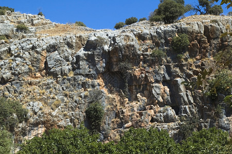 在蓝天对面的岩石墙壁地球石头爬坡交通悬崖粮食安全运输国家旅行背景图片
