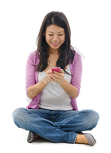 短信推送智能手机上年轻女性发短信背景
