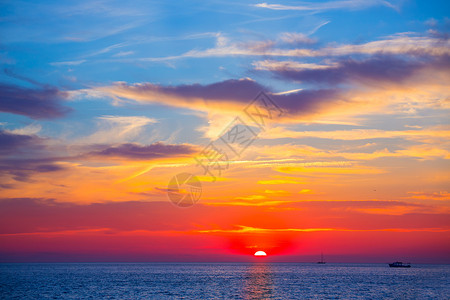 埃斯托尼尼奥伊比萨圣安东尼奥魔法 日落红云反射海洋海岸戏剧性旅行血管天堂阳光波纹太阳背景